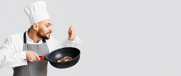 Bucătar care gătește